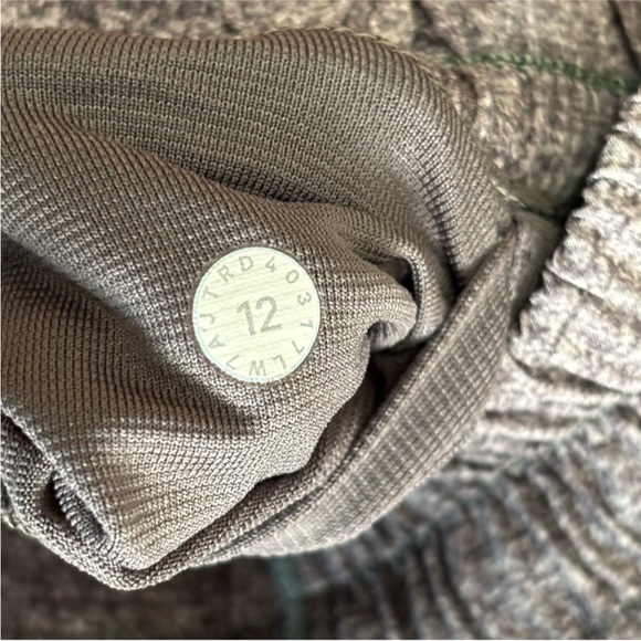 Lululemon Sz 12 Hotty Hot Short 2.5' Heather Lux
Multi Black / Heathered Black - Picture 10 of 12